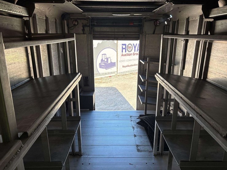 2016-isuzu-npr-image-19