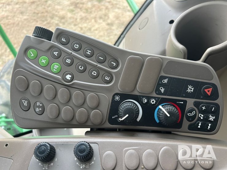 2020-john-deere-w235-image-33