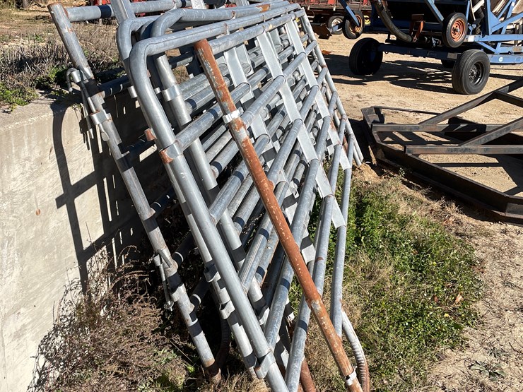 #5924a-•-galvanized-corral-with-walk-through-gate-image-4