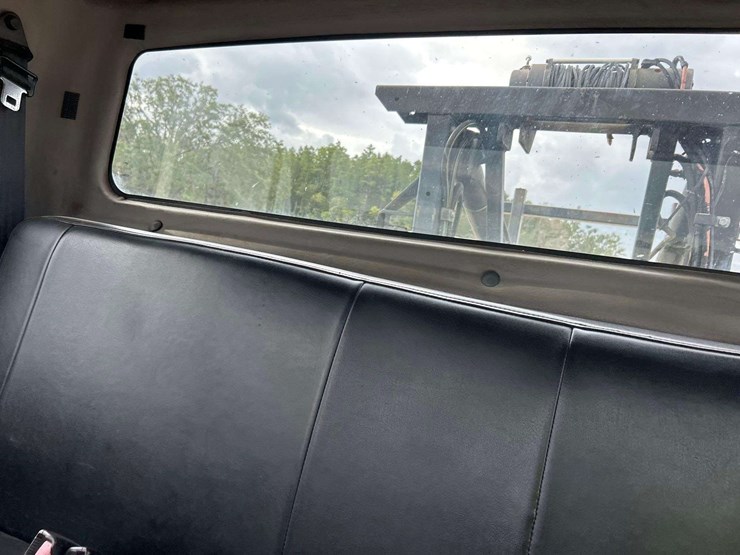 2005-freightliner-m2-106-image-18