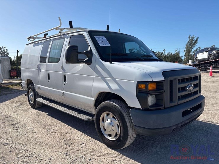 2013-ford-cargo-image-2