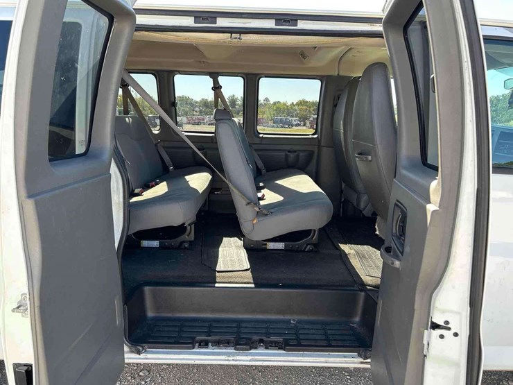 2012-chevrolet-express-3500-passenger-van-image-19