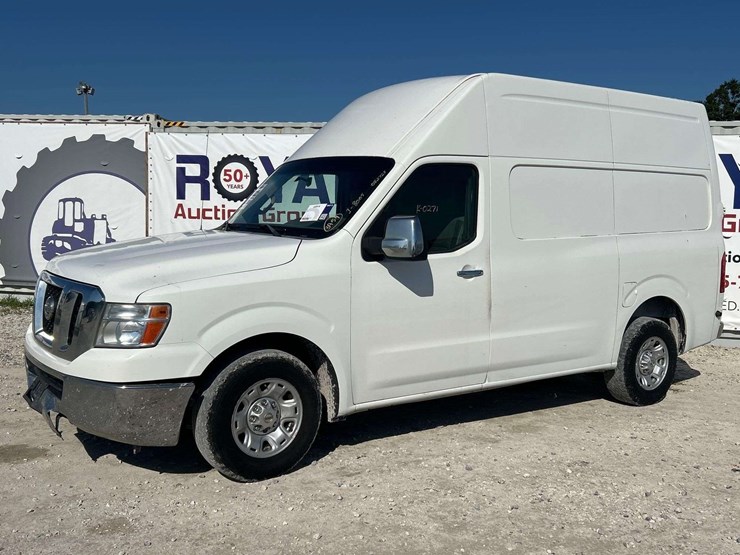 2012-nissan-nv2500hd-image-1