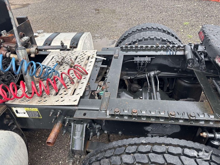 2012-mack-cxu613-day-cab-t/a-wet-kit-truck-tractor-image-13