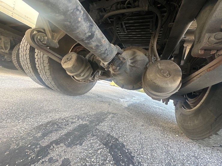 2020-freightliner-m2-106-image-8