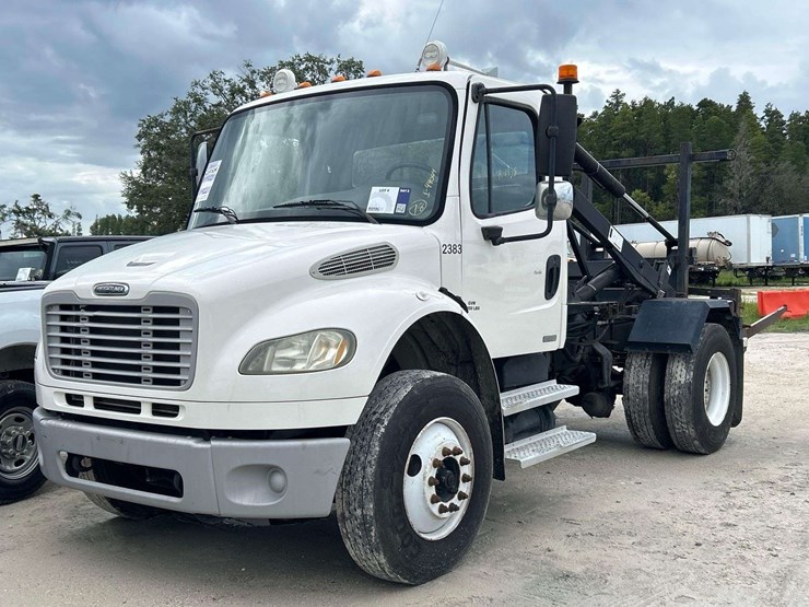 2005-freightliner-m2-106-image-1