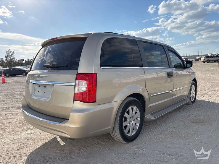 2013-chrysler-town-&-country-image-3