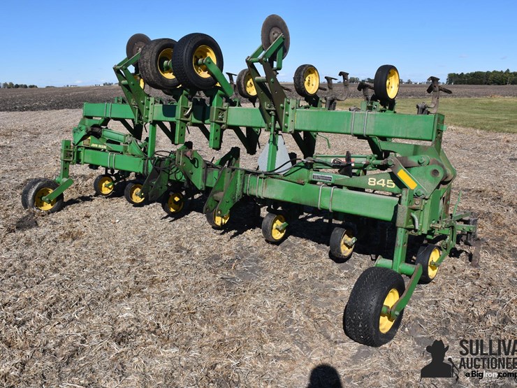 john-deere-845-image-1