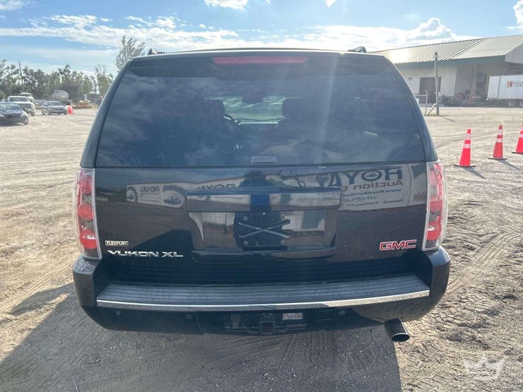 2011-gmc-yukon-xl-denali-image-33