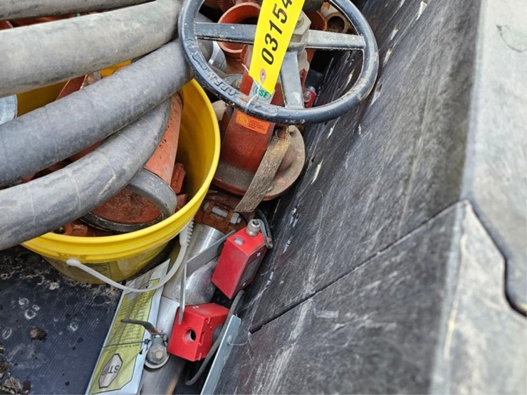 #3154-•-crate-with-valve-&-hoses-image-9