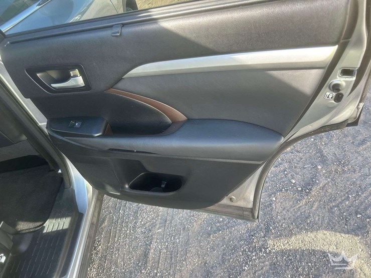 2015-toyota-highlander-image-12