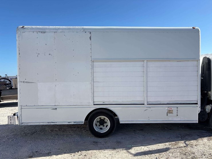 2016-isuzu-npr-image-11