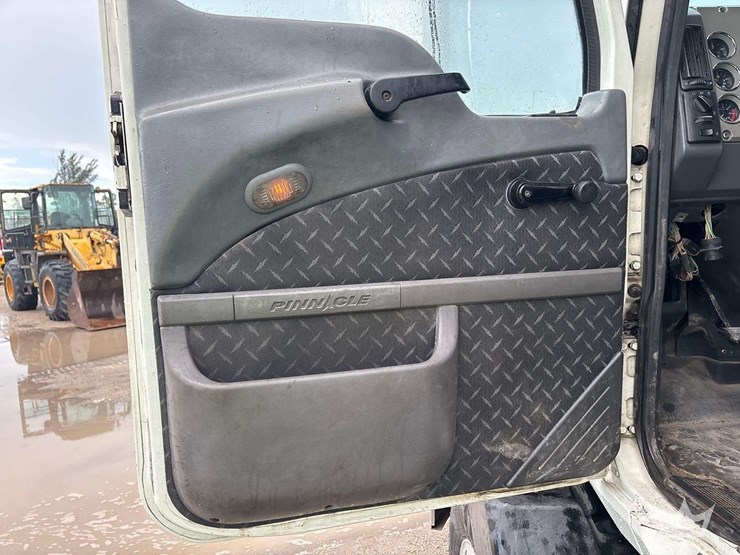 2012-mack-cxu613-day-cab-t/a-wet-kit-truck-tractor-image-22