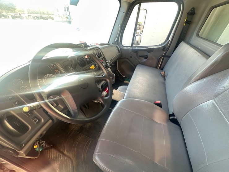 2020-freightliner-m2-106-image-5