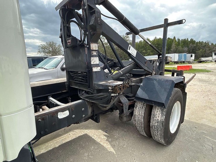 2005-freightliner-m2-106-image-19