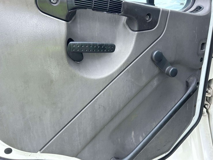 2005-freightliner-m2-106-image-9