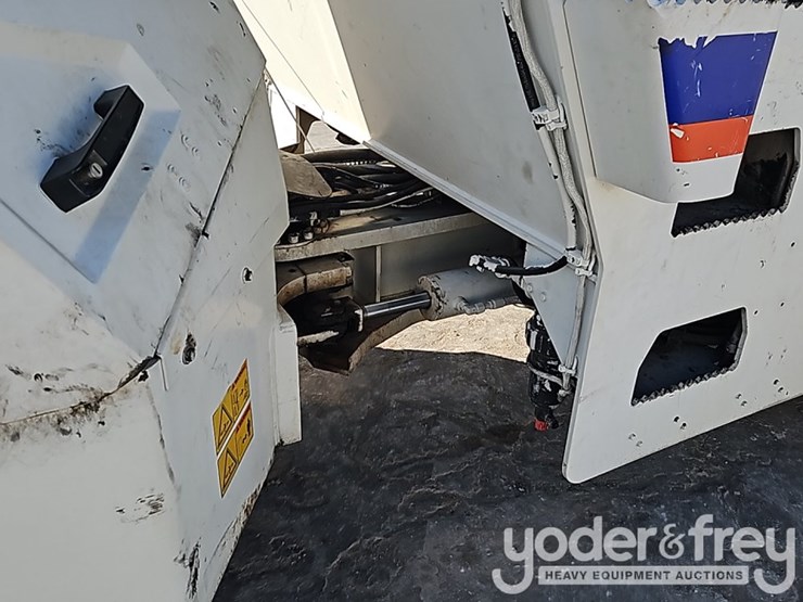 2014-caterpillar-cb54xw-image-9