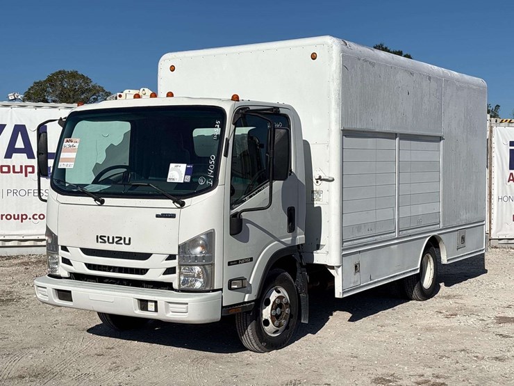 2016-isuzu-npr-image-1