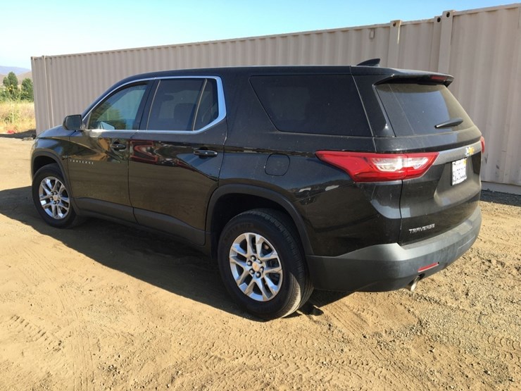 2021-chevrolet-traverse-ls-image-4