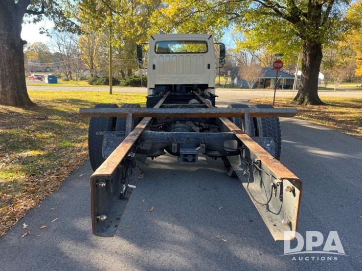 2018-freightliner-m2-106-image-4