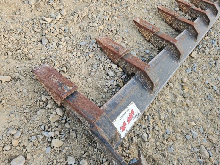 #3143-•-bobcat-78"-bolt-on-tooth-bar-image-4