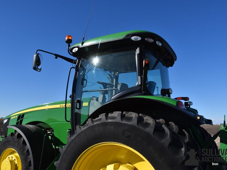 2013-john-deere-8235r-image-18