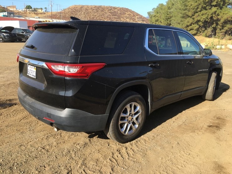 2021-chevrolet-traverse-ls-image-3