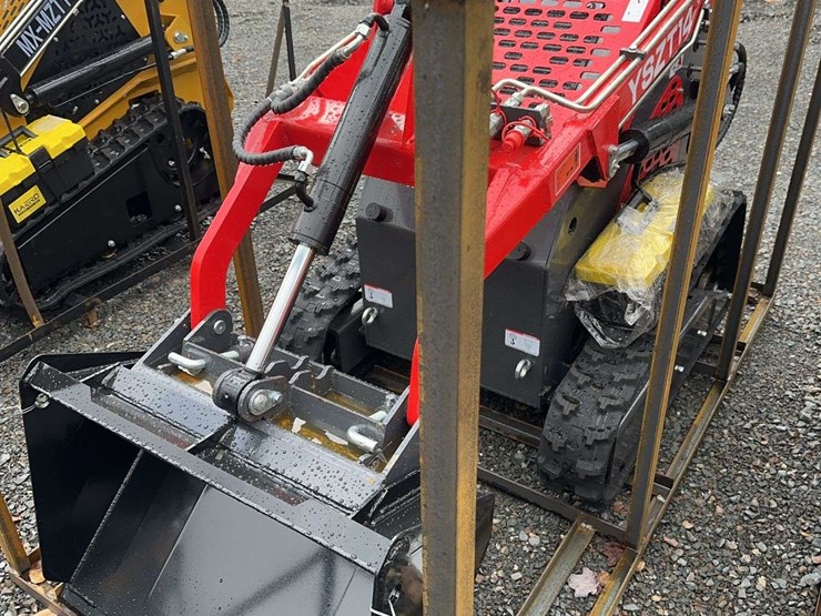 2025-yszt14-compact-track-loader-image-1