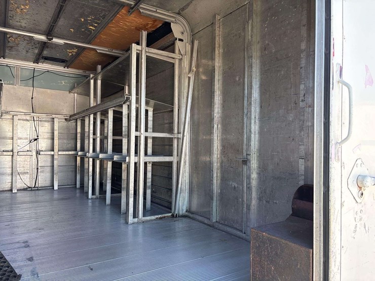 2016-isuzu-npr-image-18