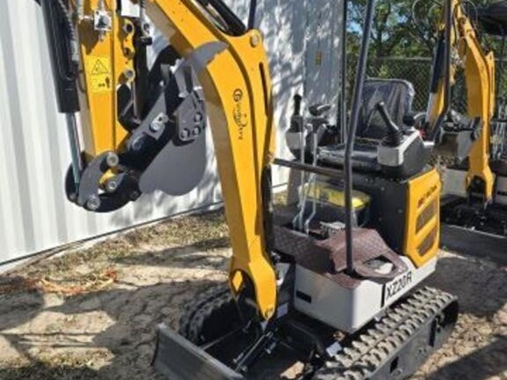 cfg-mini-excavator-xz20r-w-hydrualic-thumb-image-1