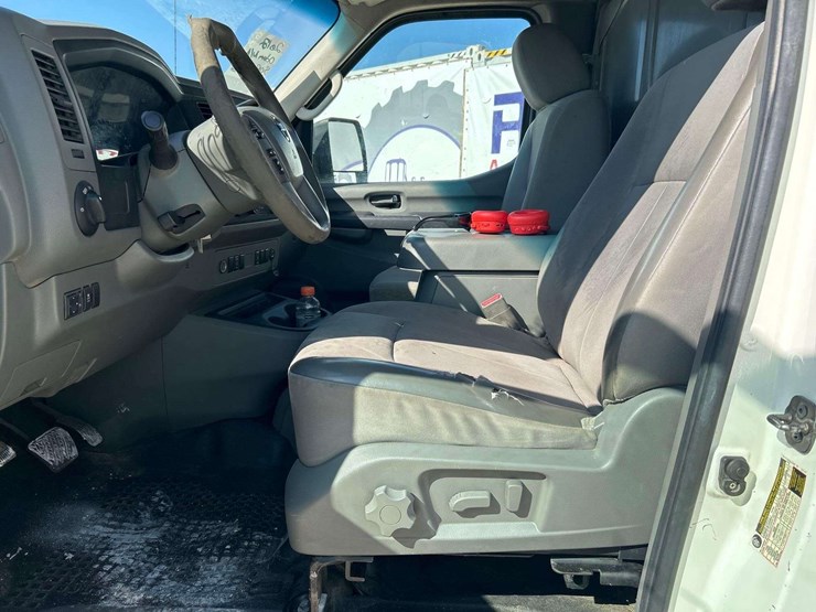 2012-nissan-nv2500hd-image-18