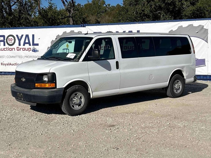 2013-chevrolet-express-3500-passenger-van-image-1