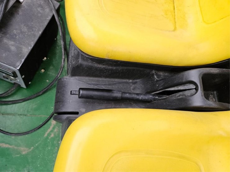 2011-john-deere-gator-image-24