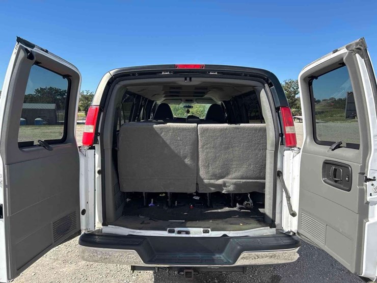 2012-chevrolet-express-3500-passenger-van-image-18