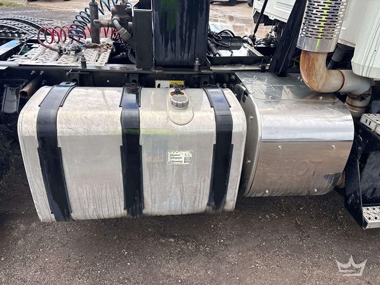 2012-mack-cxu613-day-cab-t/a-wet-kit-truck-tractor-image-16