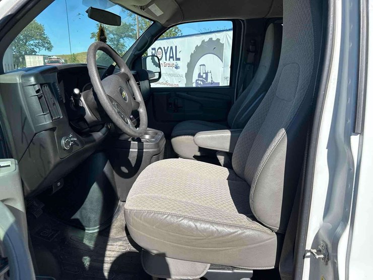 2012-chevrolet-express-3500-passenger-van-image-11