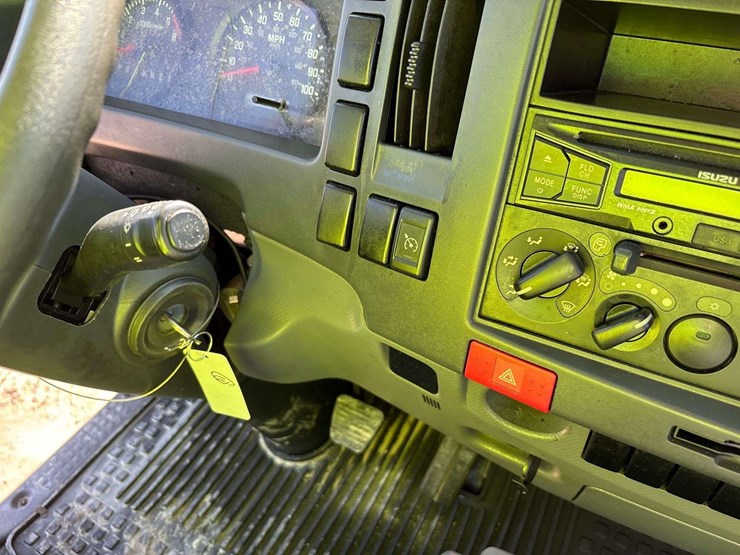 2016-isuzu-npr-image-31