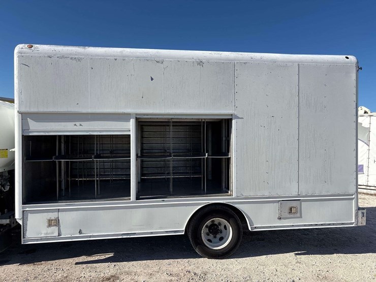 2016-isuzu-npr-image-8