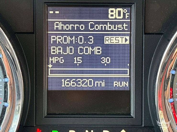 2013-chrysler-town-&-country-image-8