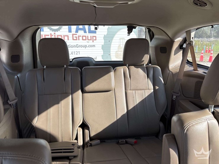 2013-chrysler-town-&-country-image-14