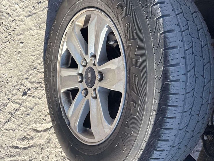 2015-ford-f-150-crew-cab-pickup-truck-image-24