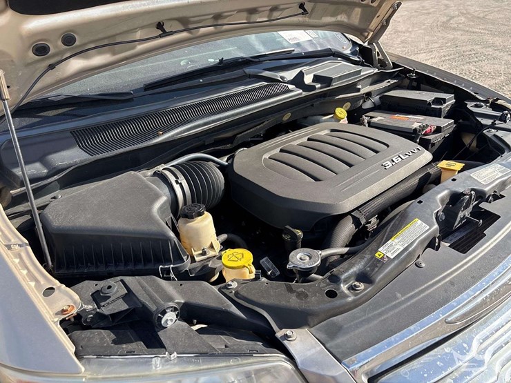 2013-chrysler-town-&-country-image-21