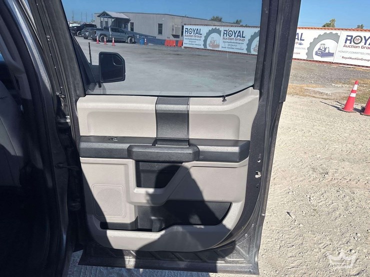 2015-ford-f-150-crew-cab-pickup-truck-image-18