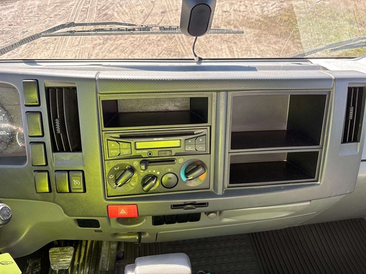 2016-isuzu-npr-image-33