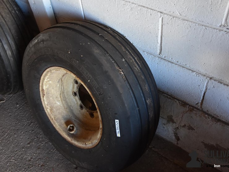 11l-15fl-tire-and-rim-image-3