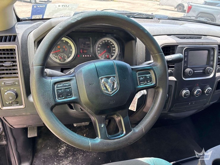 2014-ram-1500-4x4-crew-cab-pickup-truck-image-13