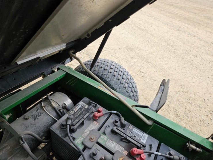 2011-john-deere-gator-image-14