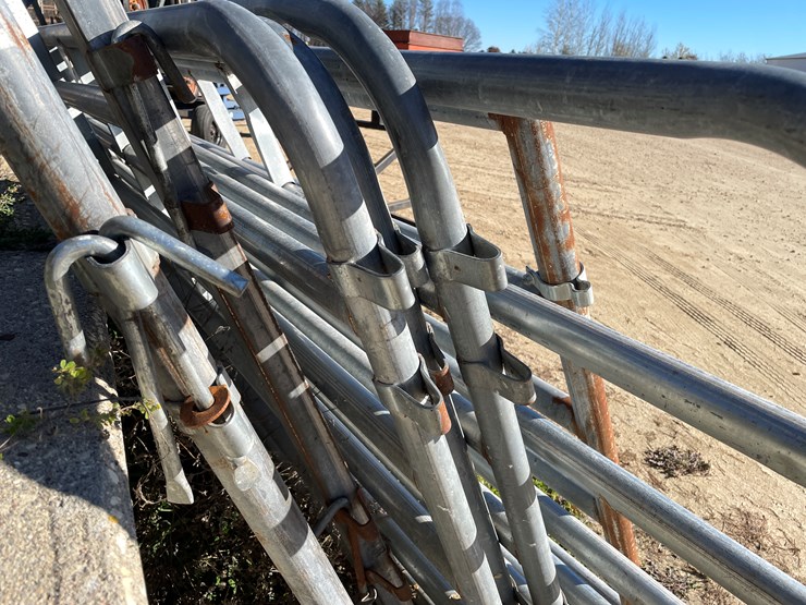 #5924a-•-galvanized-corral-with-walk-through-gate-image-7