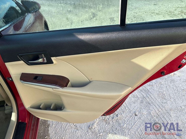 2012-toyota-camry-sedan-image-25