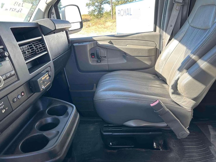 2013-chevrolet-express-3500-passenger-van-image-19